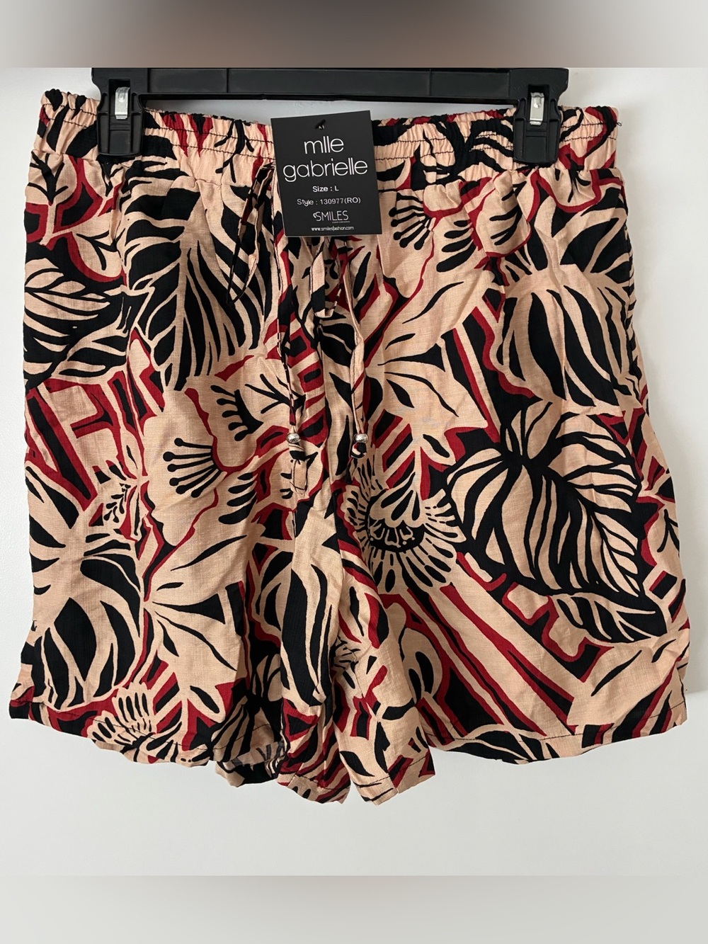 New Womens mlle gabrielle Floral Shorts
Size: L
